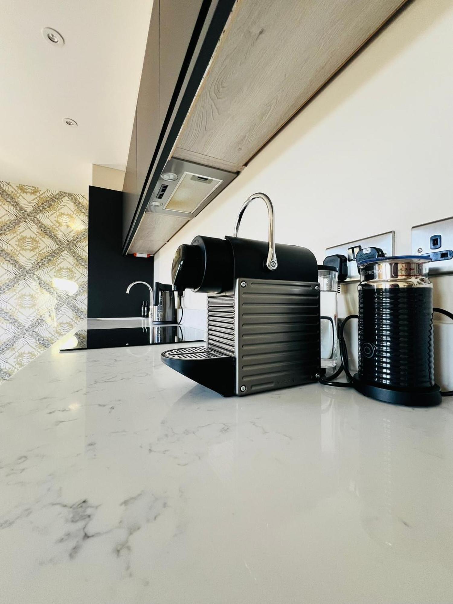 Central Modern Flat Йорк Екстериор снимка