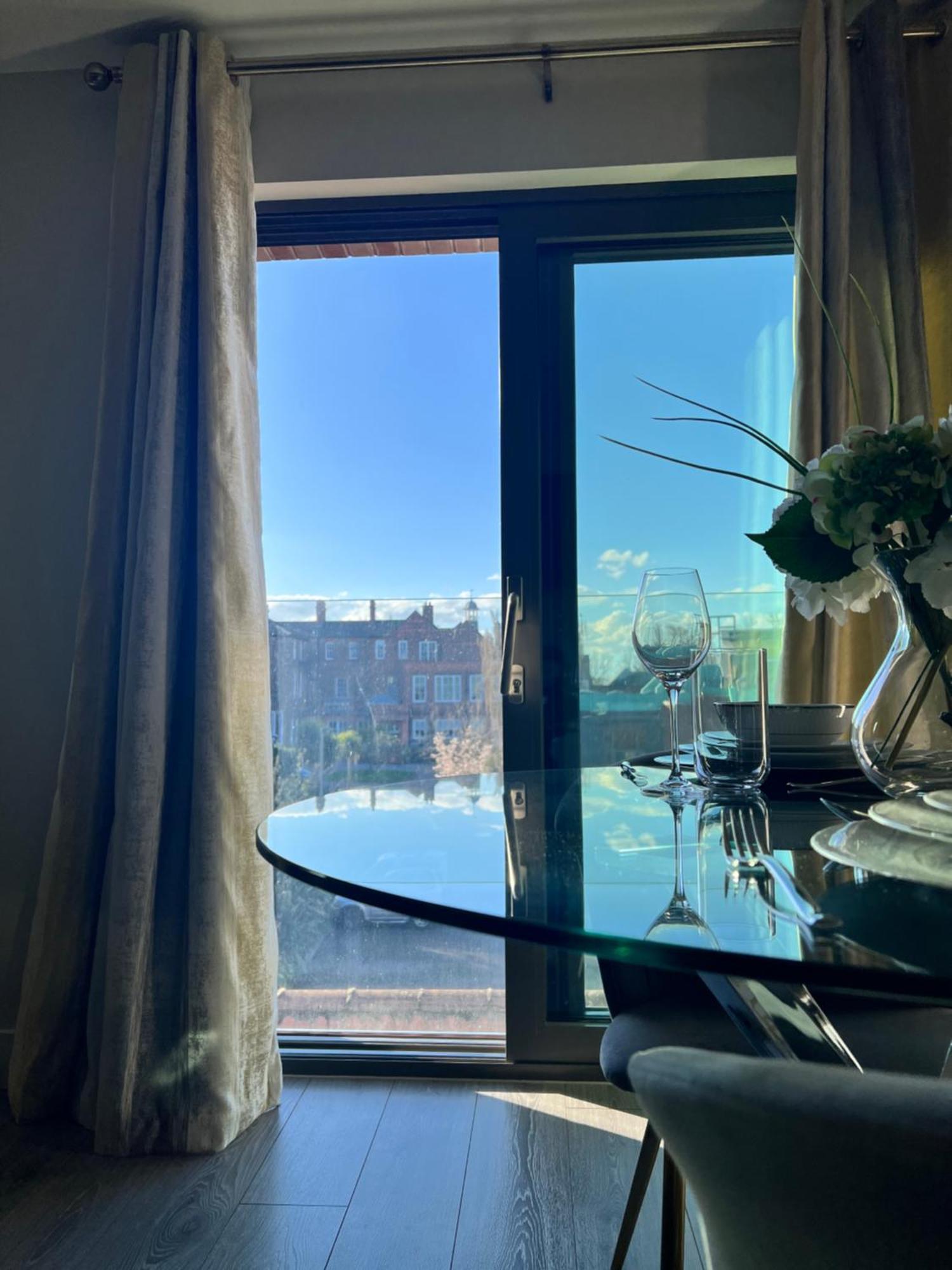 Central Modern Flat Йорк Екстериор снимка